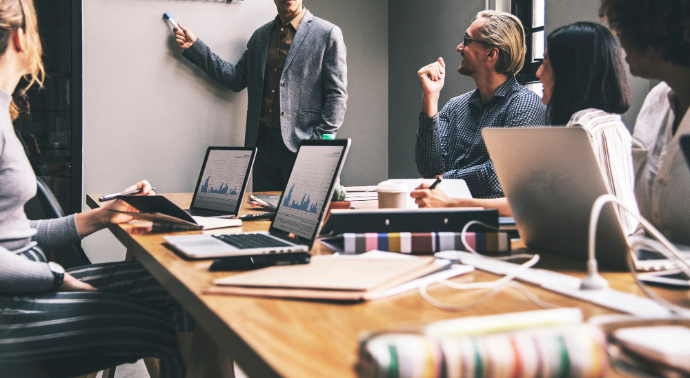 time em um escritório fazendo uma reunião de negócios