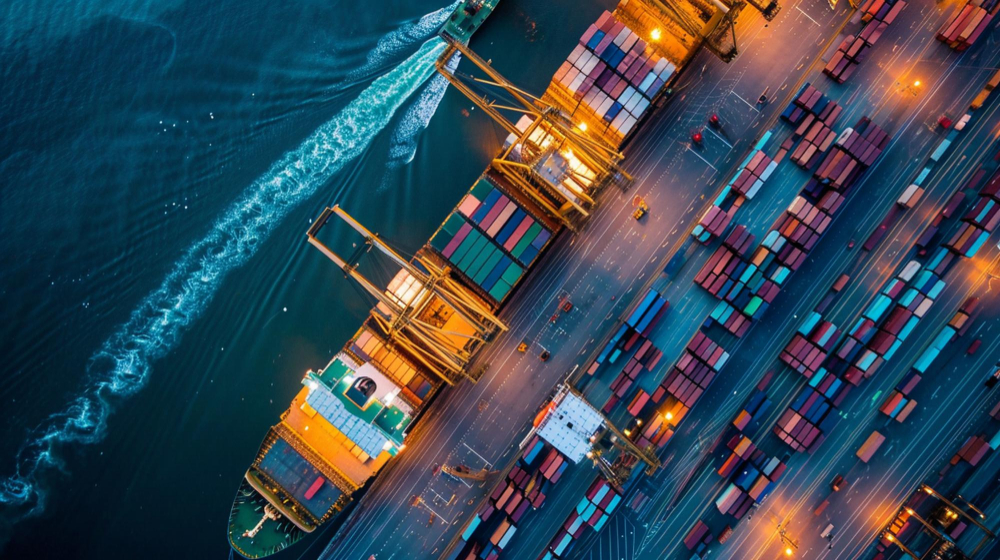 porto visto de cima com vários containers