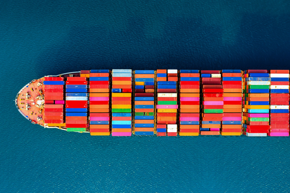 navio com containers encima representando gestào de importação